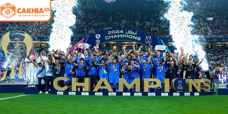 Cúp vô địch AFC Champions League trên tay các cầu thủ Al Hilal